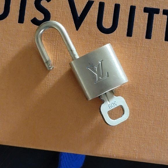 Authentic Louis Vuitton Key and Lock #309🔒🔑 - Picture 3 of 5